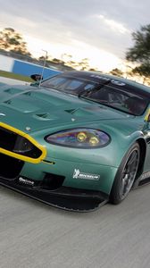 Превью обои aston martin, dbr9, 2005, зеленый, вид спереди, стиль, авто, астон мартин, спорт, скорость, деревья