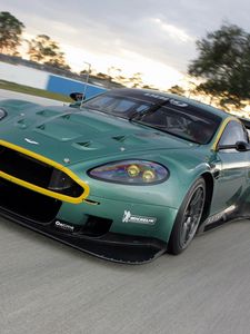 Превью обои aston martin, dbr9, 2005, зеленый, вид спереди, стиль, авто, астон мартин, спорт, скорость, деревья