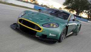 Превью обои aston martin, dbr9, 2005, зеленый, вид спереди, стиль, авто, астон мартин, спорт, скорость, деревья