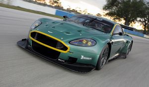 Превью обои aston martin, dbr9, 2005, зеленый, вид спереди, стиль, авто, астон мартин, спорт, скорость, деревья