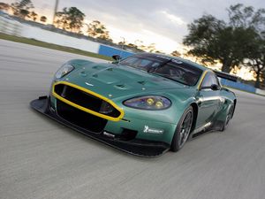 Превью обои aston martin, dbr9, 2005, зеленый, вид спереди, стиль, авто, астон мартин, спорт, скорость, деревья