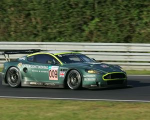 Превью обои aston martin, dbr9, 2005, зеленый, вид сбоку, стиль, спорт, астон мартин, авто, гоночный болид, скорость, деревья, трава