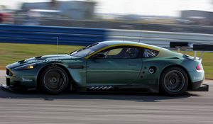 Превью обои aston martin, dbr9, 2005, зеленый, вид сбоку, стиль, спорт, астон мартин, авто, скорость, асфальт