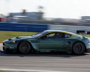 Превью обои aston martin, dbr9, 2005, зеленый, вид сбоку, стиль, спорт, астон мартин, авто, скорость, асфальт