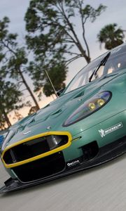 Превью обои aston martin, dbr9, 2005, зеленый, вид спереди, стиль, авто, спорт, астон мартин, природа, деревья, асфальт