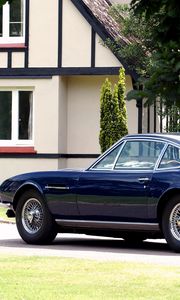 Превью обои aston martin, dbs, 1967, синий, вид сбоку, стиль, ретро, дом, деревья