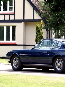 Превью обои aston martin, dbs, 1967, синий, вид сбоку, стиль, ретро, дом, деревья