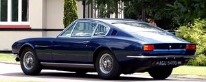 Превью обои aston martin, dbs, 1967, синий, вид сбоку, стиль, ретро, дом, деревья