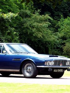 Превью обои aston martin, dbs, 1967, синий, вид сбоку, ретро, астон мартин, авто, деревья