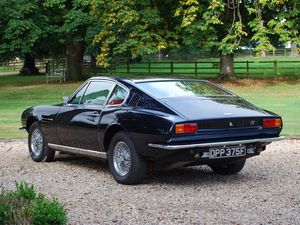 Превью обои aston martin, dbs, 1967, синий, вид сзади, авто, астон мартин, трава, деревья