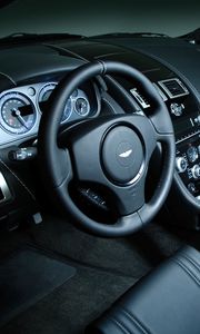 Превью обои aston martin, dbs, 2008, черный, салон, интерьер, руль, спидометр