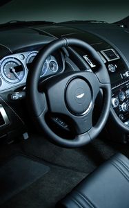 Превью обои aston martin, dbs, 2008, черный, салон, интерьер, руль, спидометр