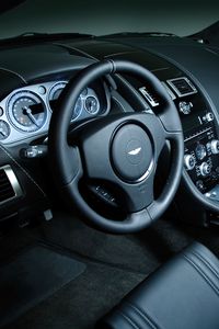 Превью обои aston martin, dbs, 2008, черный, салон, интерьер, руль, спидометр