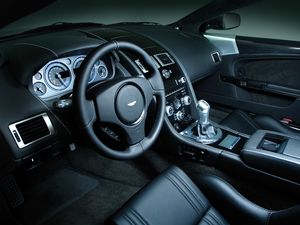 Превью обои aston martin, dbs, 2008, черный, салон, интерьер, руль, спидометр