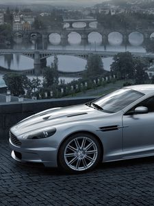 Превью обои aston martin, dbs, 2008, серый металлик, вид сбоку, астон мартин, город, мост, природа