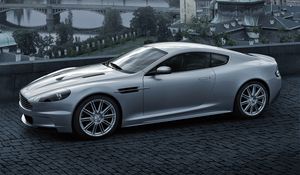 Превью обои aston martin, dbs, 2008, серый металлик, вид сбоку, астон мартин, город, мост, природа