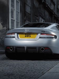 Превью обои aston martin, dbs, 2008, серый металлик, вид сзади, стиль, астон мартин, авто, улица, здание