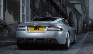 Превью обои aston martin, dbs, 2008, серый металлик, вид сзади, стиль, астон мартин, авто, улица, здание