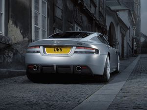 Превью обои aston martin, dbs, 2008, серый металлик, вид сзади, стиль, астон мартин, авто, улица, здание