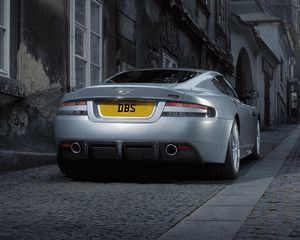 Превью обои aston martin, dbs, 2008, серый металлик, вид сзади, стиль, астон мартин, авто, улица, здание