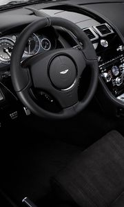 Превью обои aston martin, dbs, 2008, черный, салон, интерьер, руль, спидометр