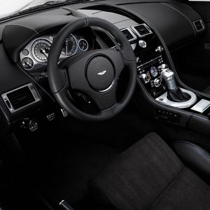 Превью обои aston martin, dbs, 2008, черный, салон, интерьер, руль, спидометр