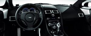 Превью обои aston martin, dbs, 2008, черный, салон, интерьер, руль, спидометр