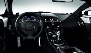 Превью обои aston martin, dbs, 2008, черный, салон, интерьер, руль, спидометр