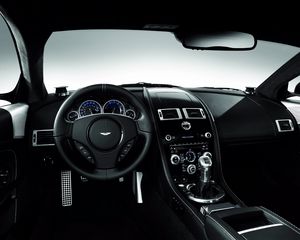 Превью обои aston martin, dbs, 2008, черный, салон, интерьер, руль, спидометр