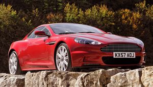 Превью обои aston martin, dbs, 2008, красный, вид спереди, авто, астон мартин, деревья