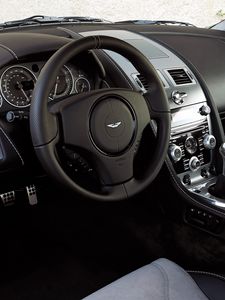 Превью обои aston martin, dbs, 2008, черный, салон, интерьер, руль, спидометр