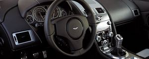 Превью обои aston martin, dbs, 2008, черный, салон, интерьер, руль, спидометр