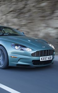 Превью обои aston martin, dbs, 2008, зеленый, вид сбоку, скала, астон мартин, авто