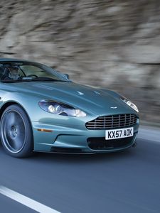 Превью обои aston martin, dbs, 2008, зеленый, вид сбоку, скала, астон мартин, авто