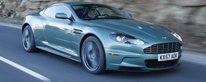 Превью обои aston martin, dbs, 2008, зеленый, вид сбоку, скала, астон мартин, авто