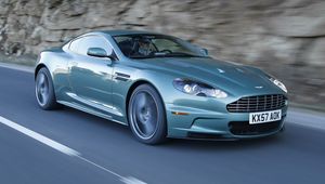 Превью обои aston martin, dbs, 2008, зеленый, вид сбоку, скала, астон мартин, авто