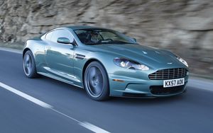 Превью обои aston martin, dbs, 2008, зеленый, вид сбоку, скала, астон мартин, авто