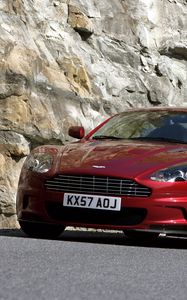 Превью обои aston martin, dbs, 2008, красный, вид спереди, скала, астон мартин, асфальт