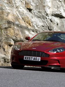 Превью обои aston martin, dbs, 2008, красный, вид спереди, скала, астон мартин, асфальт