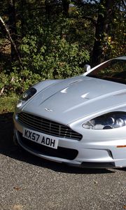 Превью обои aston martin dbs, 2008, белый, вид спереди, трава, астон мартин, деревья