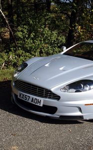 Превью обои aston martin dbs, 2008, белый, вид спереди, трава, астон мартин, деревья