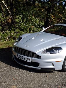 Превью обои aston martin dbs, 2008, белый, вид спереди, трава, астон мартин, деревья