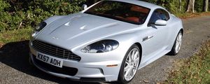 Превью обои aston martin dbs, 2008, белый, вид спереди, трава, астон мартин, деревья