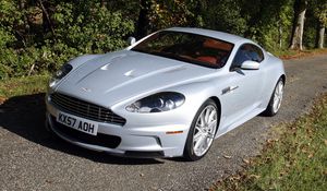 Превью обои aston martin dbs, 2008, белый, вид спереди, трава, астон мартин, деревья