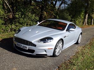 Превью обои aston martin dbs, 2008, белый, вид спереди, трава, астон мартин, деревья