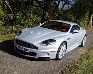 Превью обои aston martin dbs, 2008, белый, вид спереди, трава, астон мартин, деревья