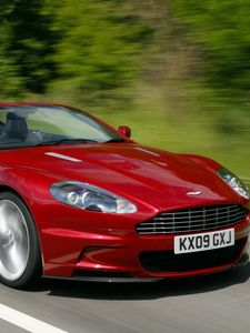 Превью обои aston martin, dbs, 2009, красный, вид сбоку, скорость, астон мартин, деревья, авто