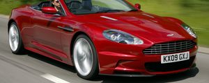 Превью обои aston martin, dbs, 2009, красный, вид сбоку, скорость, астон мартин, деревья, авто