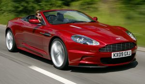 Превью обои aston martin, dbs, 2009, красный, вид сбоку, скорость, астон мартин, деревья, авто