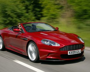 Превью обои aston martin, dbs, 2009, красный, вид сбоку, скорость, астон мартин, деревья, авто